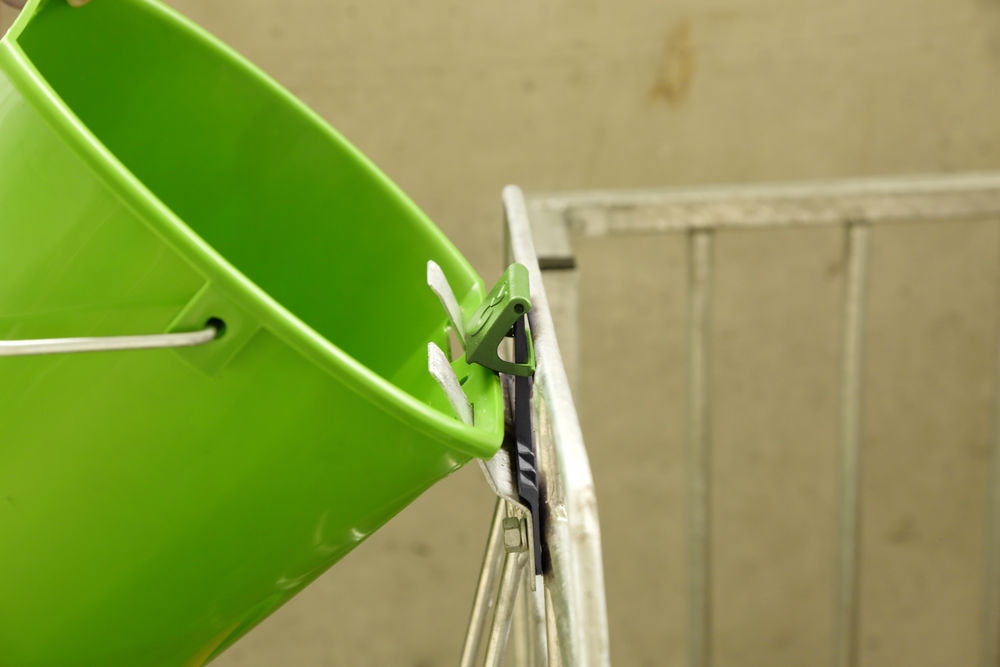 fem-akaszto-itato-vodorhoz_4kdtpQPuQv